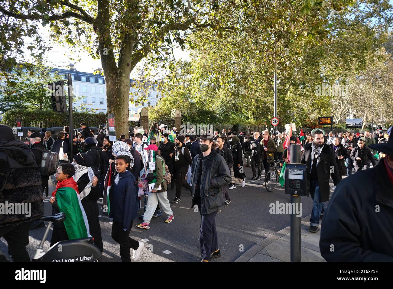 Eine Auswahl von Fotos, die am 11. November 2023 vom pro-palästinensischen Marsch und Waffenstillstandswochenende aufgenommen wurden. Stockfoto