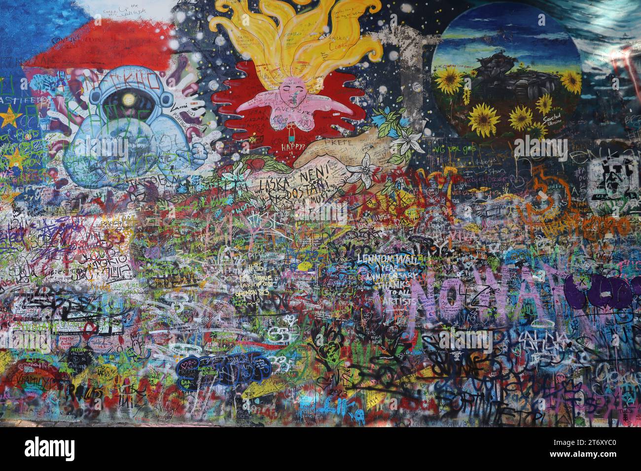 Blick auf die Mauer, die John Lennon in Prag gewidmet ist Stockfoto