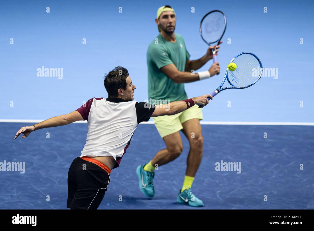 Turin, Italien. 12. November 2023. Edouard Roger-Vasselin (Frankreich) und Santiago Gonzalez (Mexiko) während der Runde robin-Doppel-Match gegen Horacio Zeballos (Argentinien) und Marcel Granollers (Spanien) am ersten Tag des Nitto ATP Finals. Horacio Zeballos und Marcel Granollers gewannen 2:6, 6:3, 10:7. Quelle: Nicolò Campo/Alamy Live News Stockfoto