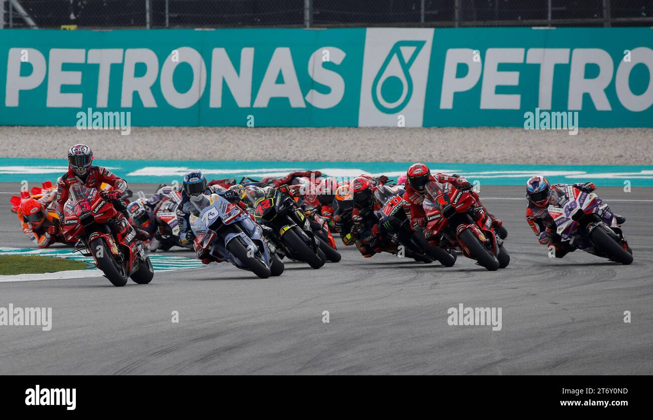 Die italienische Fahrerin Enea Bastianini vom Ducati Lenovo Team führt das Spiel während des MotoGP-Rennens des Petronas Grand Prix von Malaysia auf dem Sepang International Circuit an. (Foto: Wong Fok Loy / SOPA Images/SIPA USA) Stockfoto