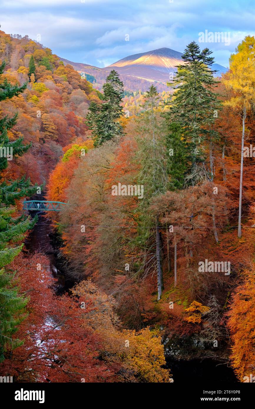 Blick auf Killecrankie in Nahtfarben mit dem Gipfel des Schiehallion im Hintergrund Stockfoto