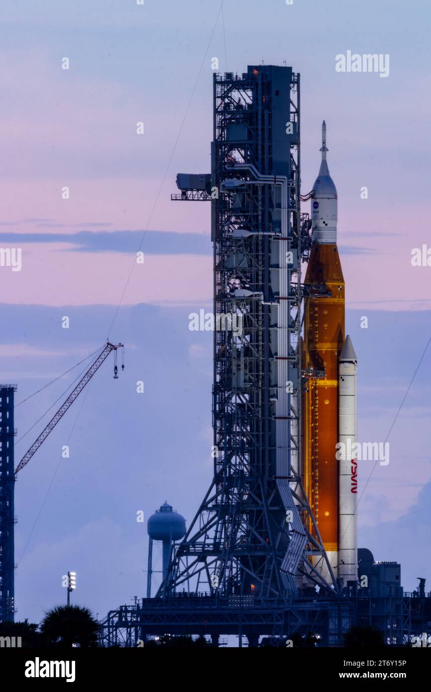 ARTEMIS SLS-1 Rakete am Startplatz des Kennedy Space Center aus Sicht der Cape Canaveral National Seashore Stockfoto