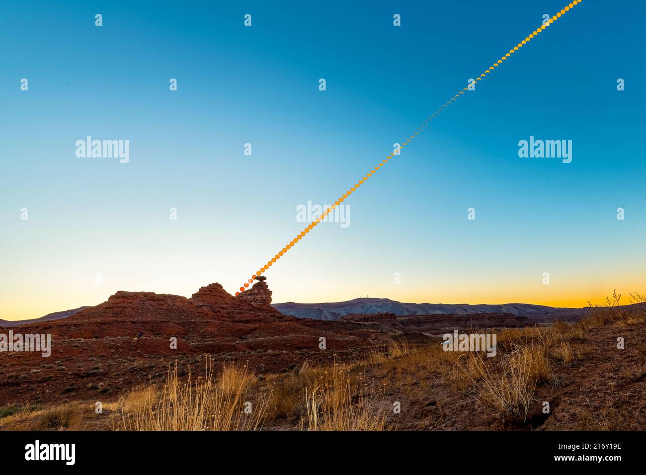 2023 ringförmige Sonnenfinsternis über dem mexikanischen hat Rock im Südosten von Utah Stockfoto