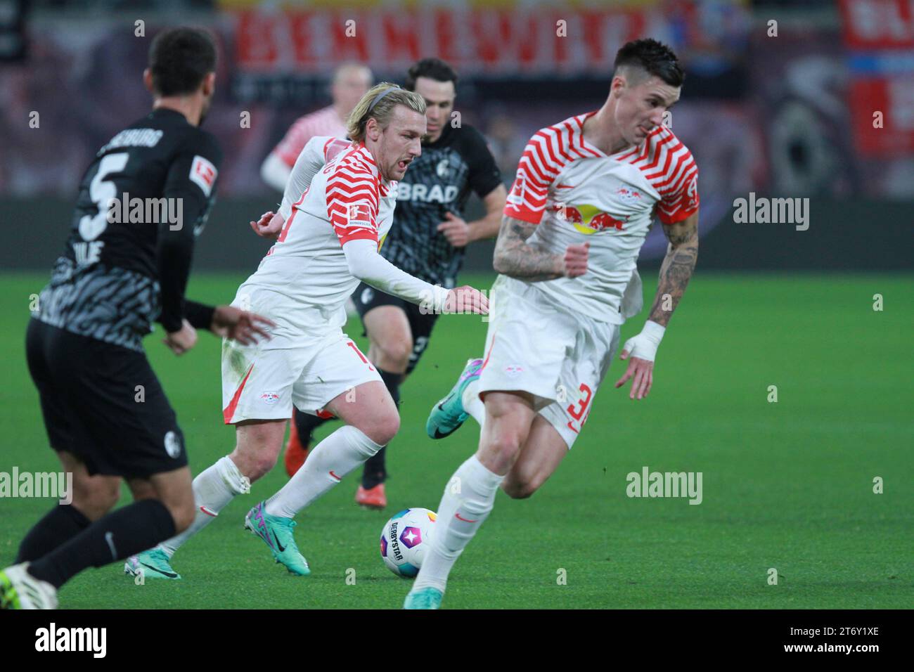 Leipzig, Sachsen, Deutschland, 12.11.2023: 11. Spieltag in der Fußball-Bundesliga: RB Leipzig - SC Freiburg Emil Forsberg 10, RBL am Ball, Links: Manuel Gulde 5, Freiburg, rechts: Benjamin Sesko 30, RBL, im Hintergrund: Nicolas Höfler 27 Freiburg *** Leipzig, Sachsen, Deutschland, 12 11 2023 11 Spieltag in der Bundesliga Fußball RB Leipzig SC Freiburg Emil Forsberg 10, RBL am Ball , links Manuel Gulde 5, Freiburg , rechts Benjamin Sesko 30, RBL , im Hintergrund Nicolas Höfler 27 Freiburg Copyright: xdtsxNachrichtenagenturx dts 25715 Stockfoto