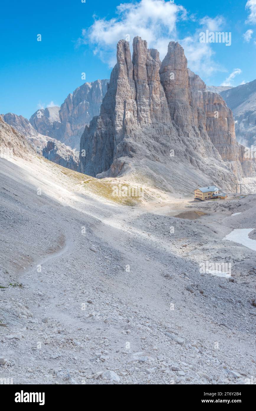 Majestätische Vajolet thront im Catinaccio-Gebirge der Dolomiten, mit der Berghütte rifugio Re Alberto und einem steilen, glazialen Gerölltal Stockfoto