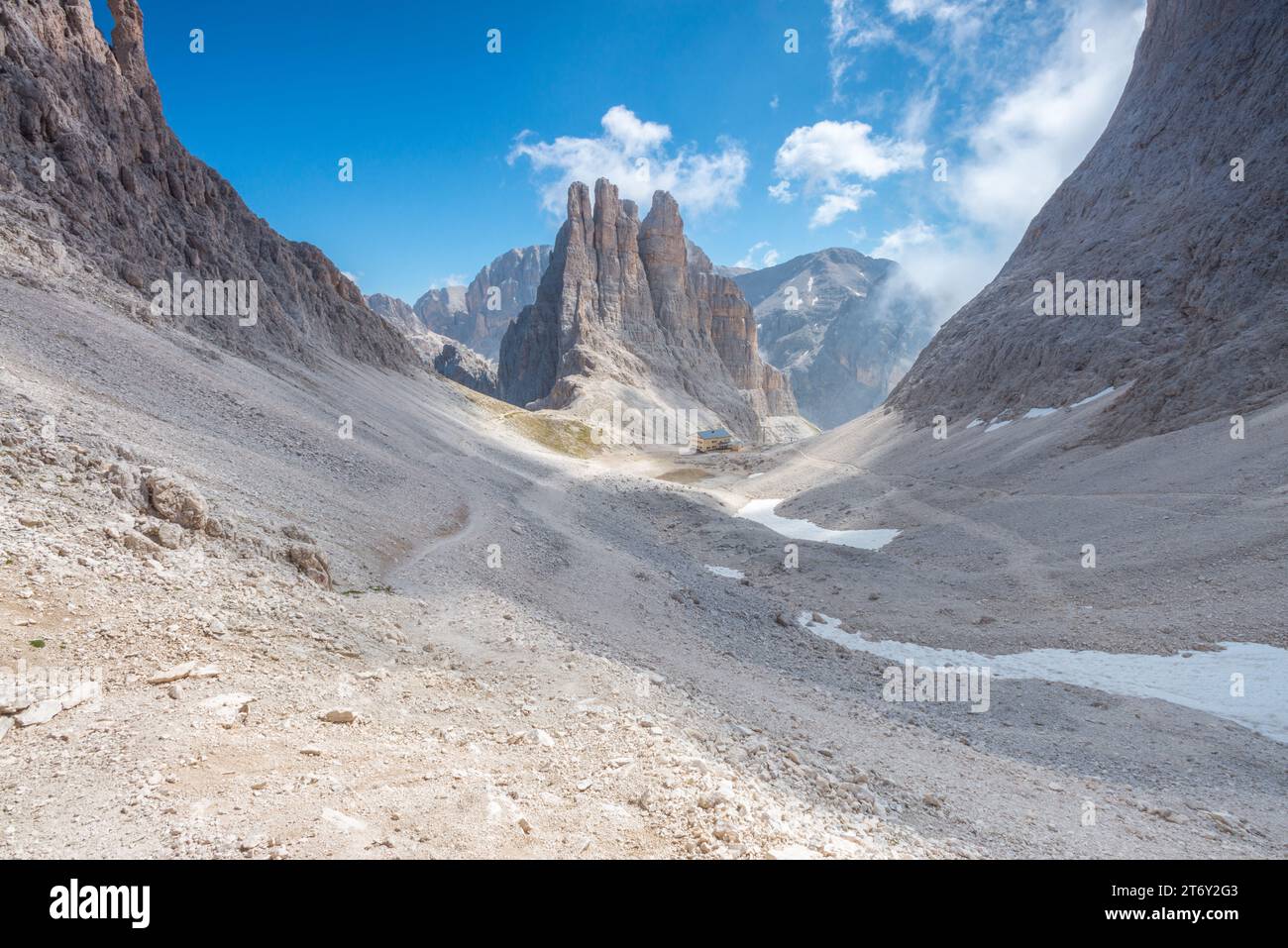 Majestätische Vajolet thront im Catinaccio-Gebirge der Dolomiten, mit der Berghütte rifugio Re Alberto und einem steilen, glazialen Gerölltal Stockfoto