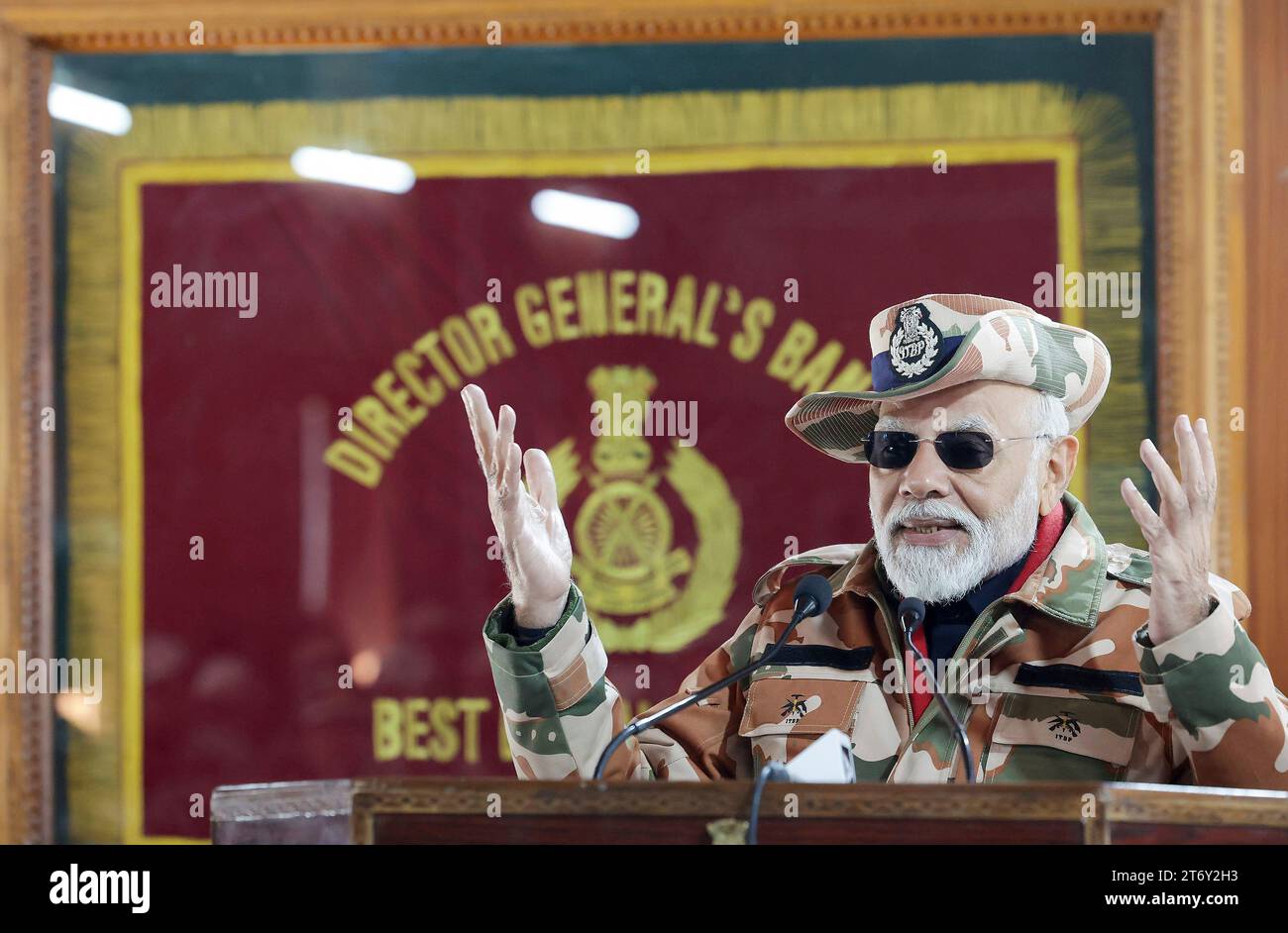 Lepcha, Indien. 12. November 2023. Der indische Premierminister Narendra Modi hält während eines Besuchs mit Soldaten auf einer abgelegenen Himalaya-Basis am 12. November 2023 in Lepcha, Himachal Pradesh, Indien, eine Rede zur Feier des Diwali-Festes. Quelle: PIB Photo/Press Information Bureau/Alamy Live News Stockfoto