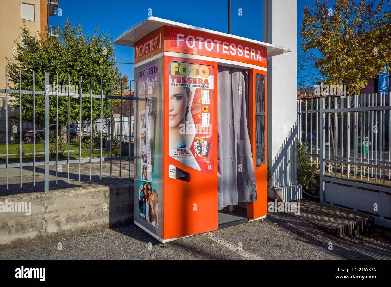 Italien - 11. November 2023: Automatischer Fotoautomat für italienische Reisepässe auf dem Parkplatz in der Innenstadt Stockfoto