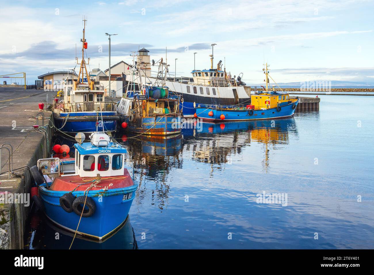 Fischerboote legten im Hafen von Girvan an, auf dem Firth of Clyde, South Ayrshire, Schottland, Großbritannien Stockfoto