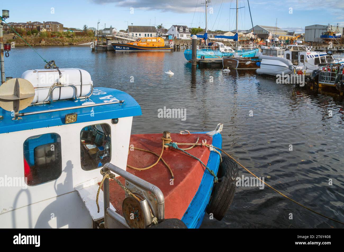 Fischerboote legten im Hafen von Girvan an, auf dem Firth of Clyde, South Ayrshire, Schottland, Großbritannien Stockfoto