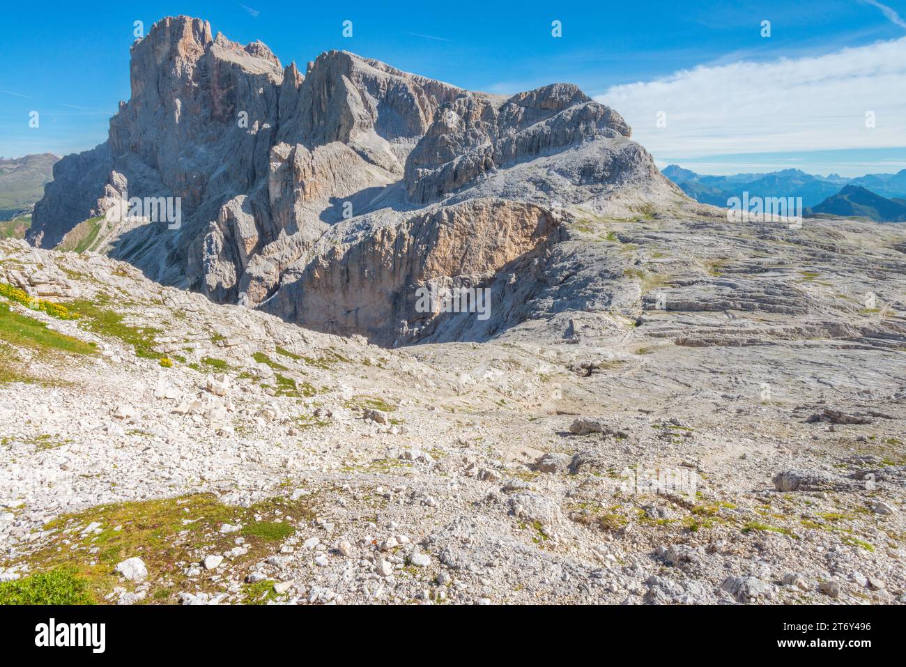 Bergblick auf die Pale di San Martino vom Hochplateau Rosetta in den italienischen Dolomiten, mit Wanderwegen und alpinem Gelände Stockfoto