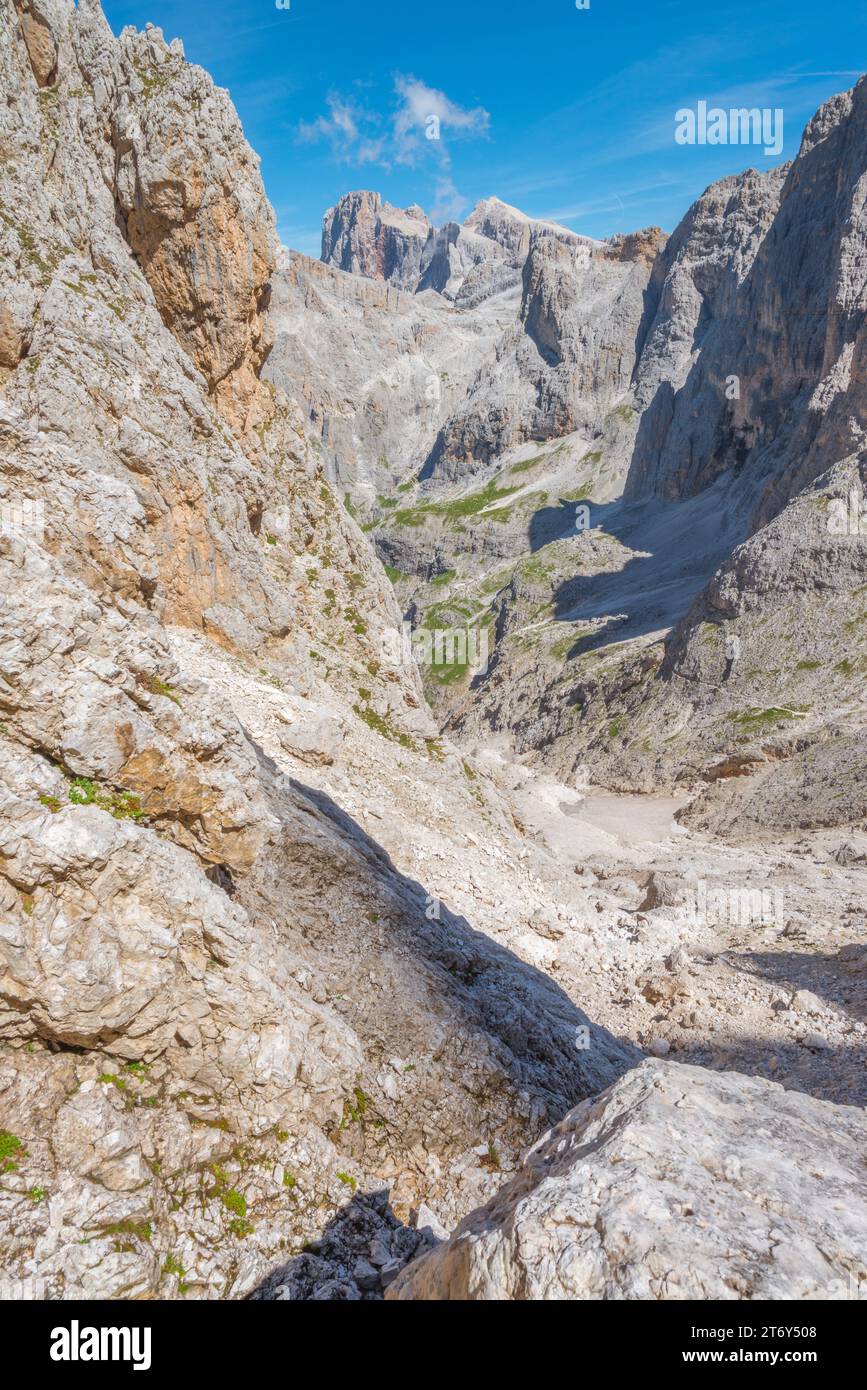 Trekking in der Pale di San Martino Gruppe in den italienischen Dolomiten. Imposante Kalksteinmauern und tiefes felsiges Tal. Dolomitische Alpenlandschaften. Stockfoto