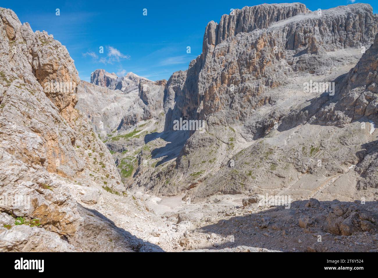 Trekking in der Pale di San Martino Gruppe in den italienischen Dolomiten. Imposante Kalksteinmauern und tiefes felsiges Tal. Dolomitische Alpenlandschaften. Stockfoto