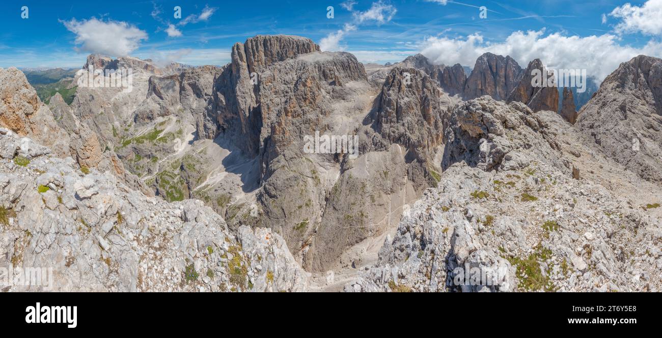 Panoramablick auf den Gipfel der Pale di San Martino Gruppe in den italienischen Dolomiten. Cimon della Pala und andere wichtige Berggipfel im Alpenland Stockfoto