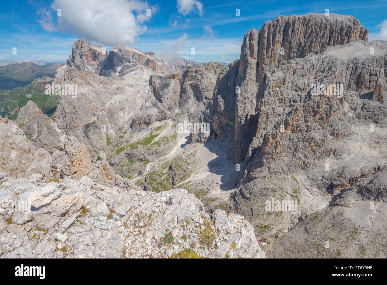Trekking in der Pale di San Martino Gruppe in den italienischen Dolomiten. Imposante Kalksteinmauern und tiefes felsiges Tal. Dolomitische Alpenlandschaften. Stockfoto