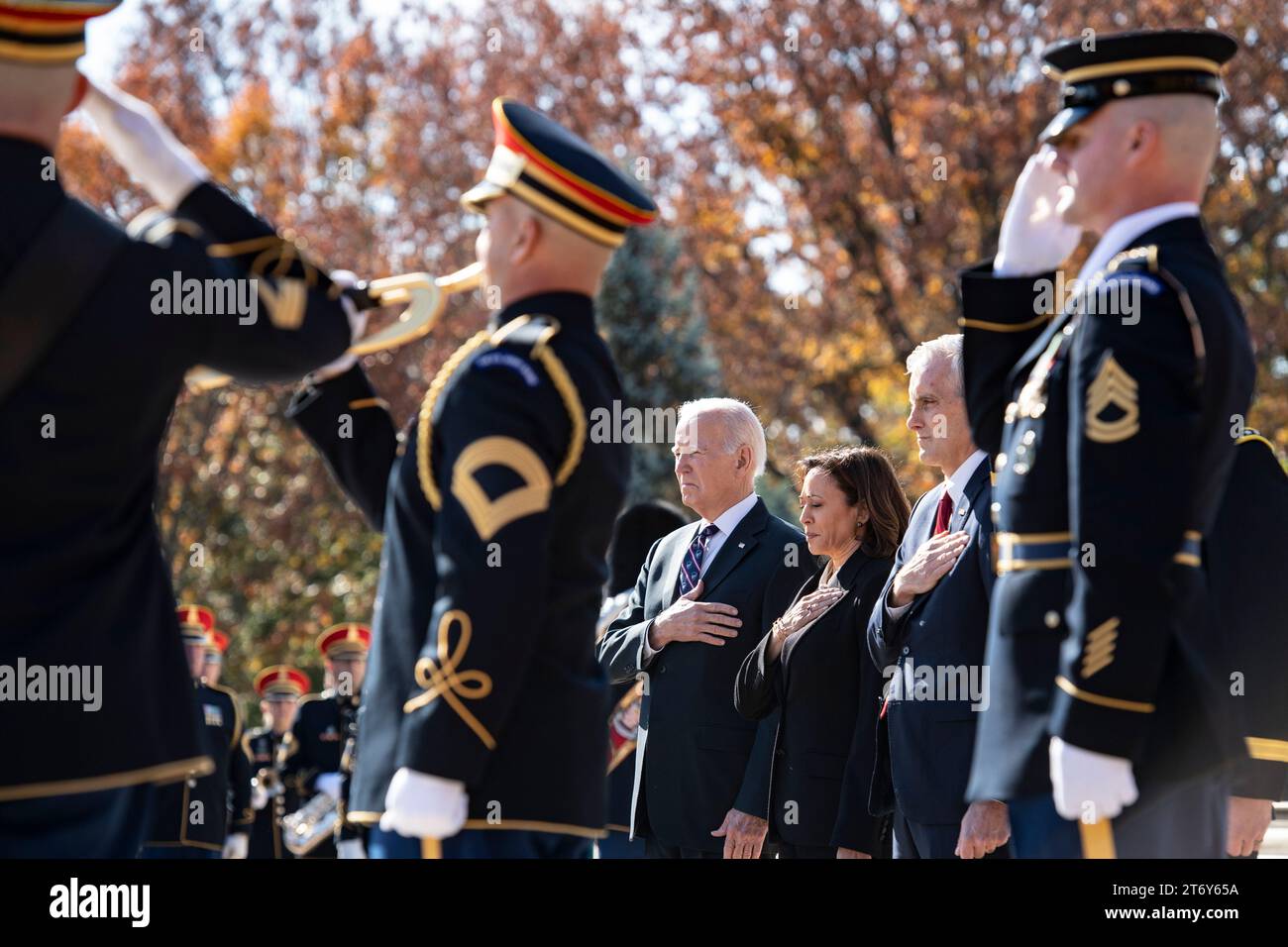 Arlington, Usa. 11. November 2023. Von links nach rechts: US-Präsident Joe Biden, Vizepräsidentin Kamala Harris und Sekretär für Veteranenangelegenheiten Denis McDonough zeichnen während der 70. Jahrestagung des Nationalfriedhofs Arlington am 11. November 2023 in Arlington, Virginia, am Grab des Unbekannten Soldaten aus. Quelle: Elizabeth Fraser/US Army Photo/Alamy Live News Stockfoto