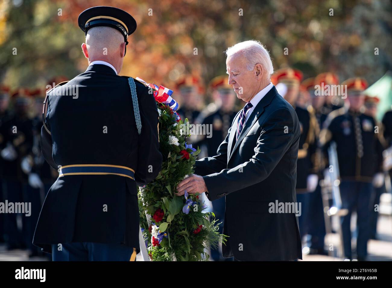 Arlington, Usa. 11. November 2023. US-Präsident Joe Biden, platziert einen Kranz am Grab des Unbekannten Soldaten während des 70. National Veterans Day auf dem Arlington National Cemetery, 11. November 2023 in Arlington, Virginia. Quelle: Elizabeth Fraser/US Army Photo/Alamy Live News Stockfoto