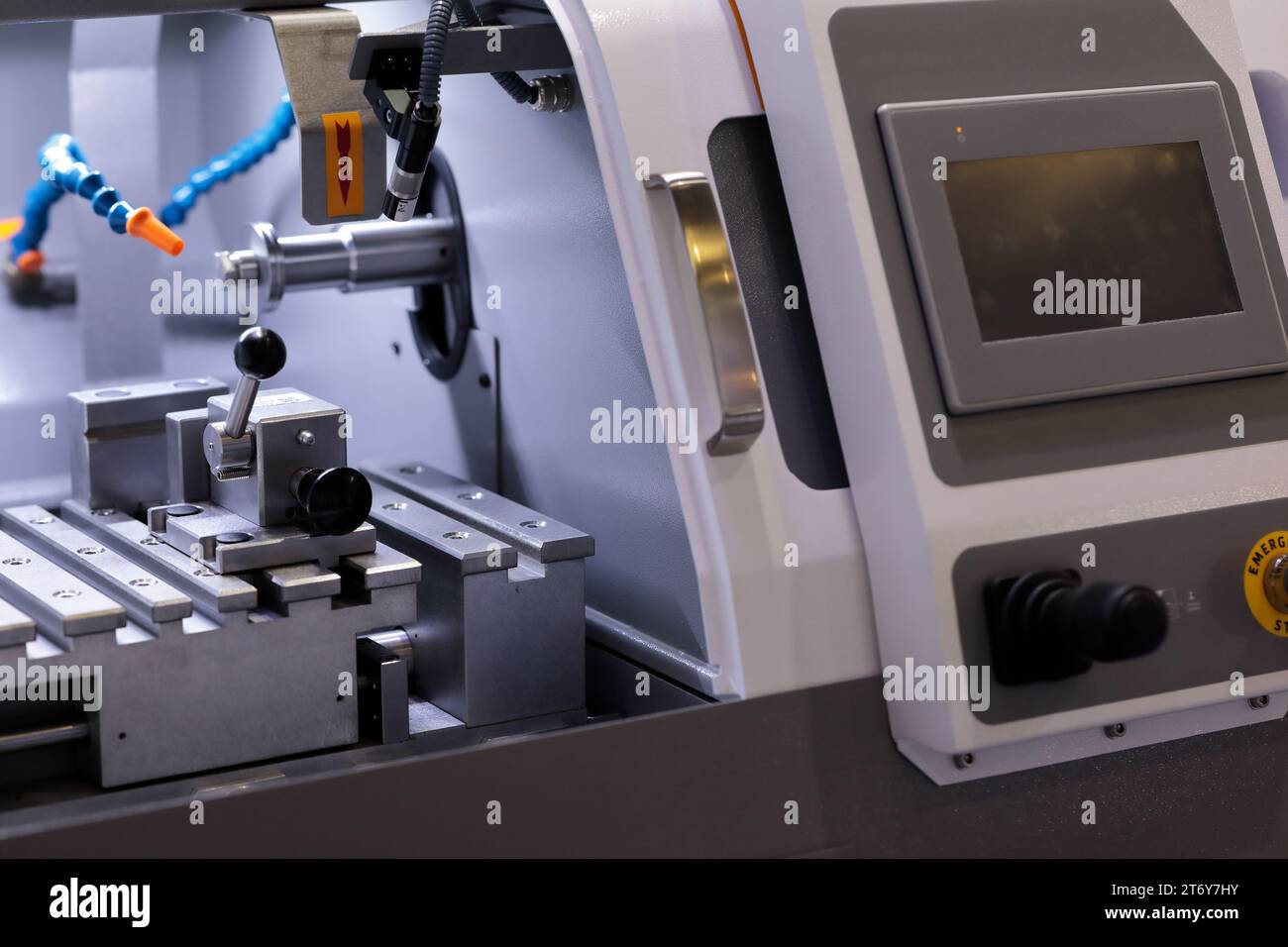 Automatische Hochgeschwindigkeits-Präzisions-Trennmaschine zur Vorbereitung von Laborproben. Selektiver Fokus. Stockfoto