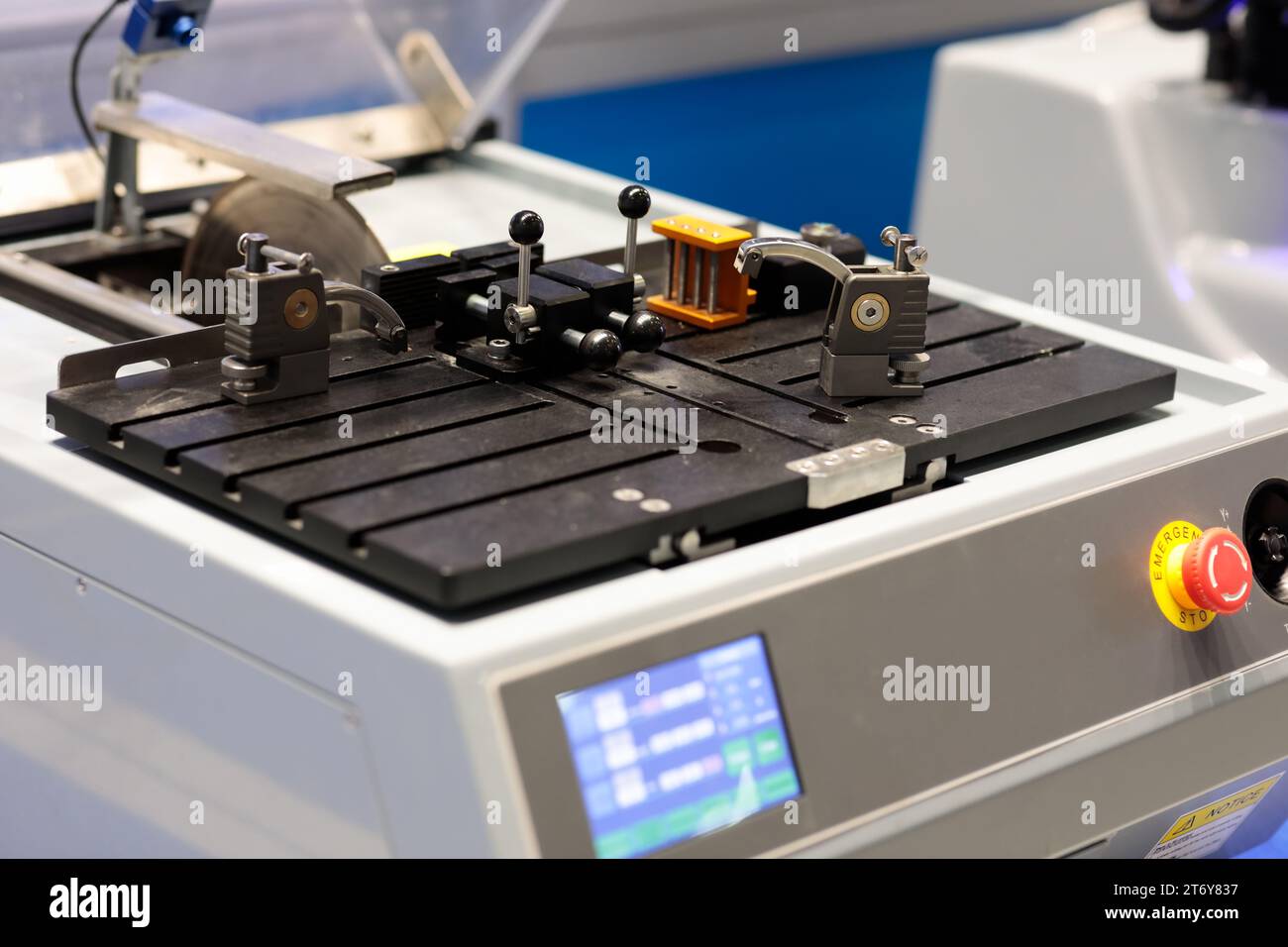 Automatische Präzisionsschneidemaschine für die Probenvorbereitung im Labor. Nahansicht. Selektiver Fokus. Stockfoto