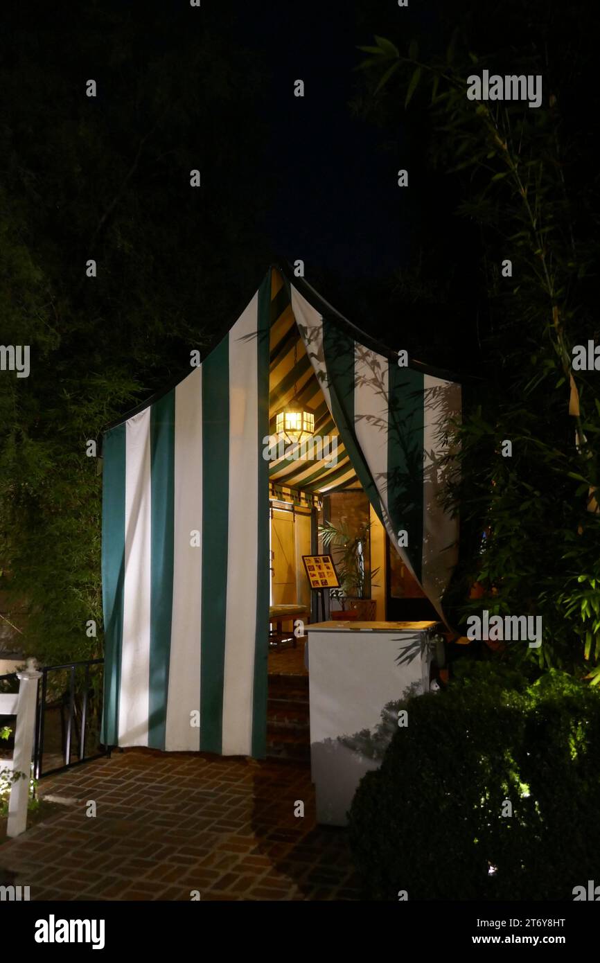 West Hollywood, Kalifornien, 31. Oktober 2023 Exklusive Private Club San Vicente Bungalows, zu denen Michelle Obama, George Clooney, Leonardo DiCaprio, Lady Gaga, Bradley Cooper, Emma Stone, Taylor Swift und Prinz Harry hatten ein geheimes Mittagessen mit Wallis Annenberg in West Hollywood, Kalifornien, USA. Foto: Barry King/Alamy Stock Photo Stockfoto West Hollywood, Kalifornien, 31. Oktober 2023 Exklusive Private Club San Vicente Bungalows, zu denen Michelle Obama, George Clooney, Leonardo DiCaprio, Lady Gaga, Bradley Cooper, Emma Stone, Taylor Swift und Prinz Harry hatten ein geheimes Mittagessen mit Wallis Annenberg in West Hollywood, Kalifornien, USA. Foto: Barry King/Alamy Stock Photo Stockfoto