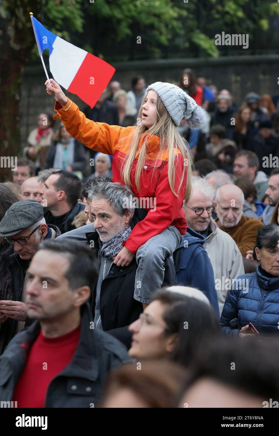 Paris, Frankreich. November 2023. Menschen marschieren durch die Straßen von Paris während eines marsches gegen den Antisemitismus am Sonntag, den 12. November 2023. Mehr als 100.000 Menschen marschierten in der Hauptstadt, um gegen den zunehmenden Antisemitismus im Gefolge des anhaltenden Krieges Israels gegen die Hamas in Gaza zu protestieren. Foto: Maya Vidon-White/UPI Credit: UPI/Alamy Live News Stockfoto