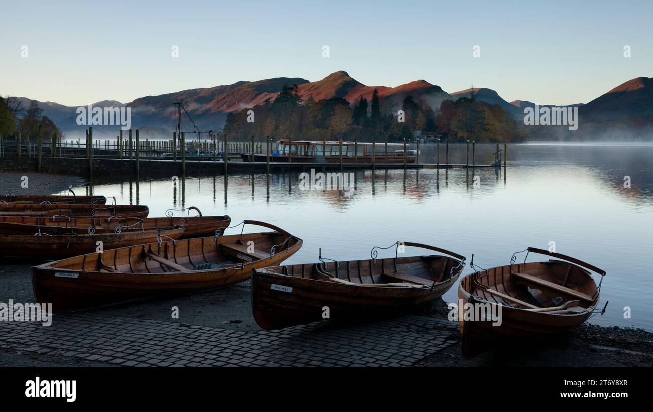 Maiden Moor und Catbells von den Anlegestellen auf Derwent Water im englischen Lake District Stockfoto