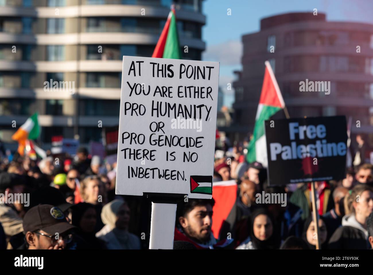 Die nationale Demonstration für Palästina findet am Tag des Waffenstillstands in London statt. Pro-Palästina-marsch von einer riesigen Anzahl von Demonstranten. Stockfoto