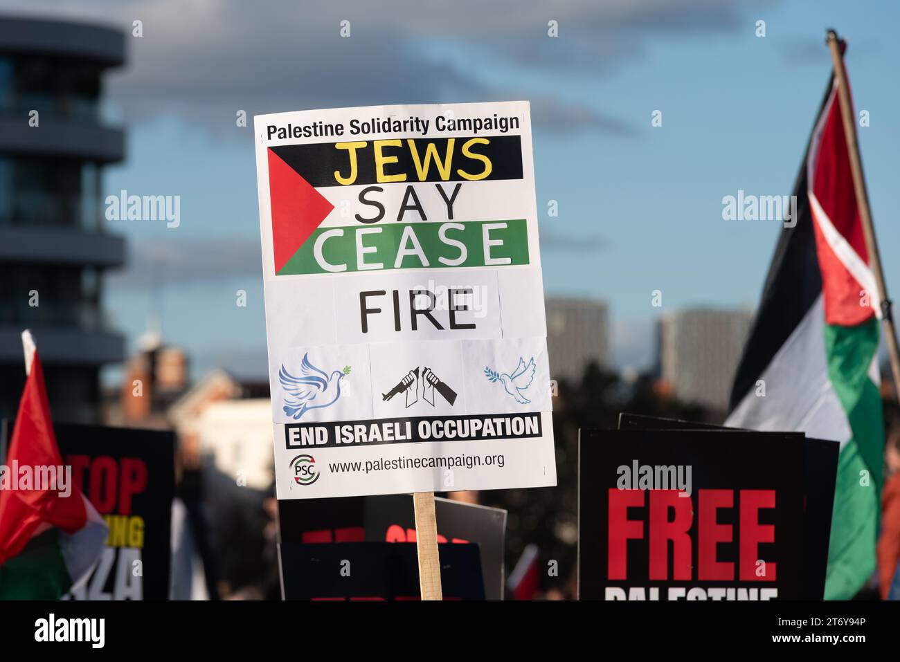 Die nationale Demonstration für Palästina findet am Tag des Waffenstillstands in London statt. Pro-Palästina-marsch von einer riesigen Anzahl von Demonstranten. Stockfoto