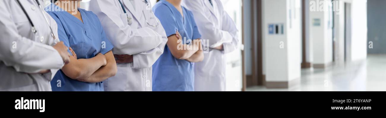 Zuverlässiges medizinisches Team mit Ärzten und Fachkräften im Krankenhaus oder Klinikbereich. Medizin und Gesundheitswesen Stockfoto