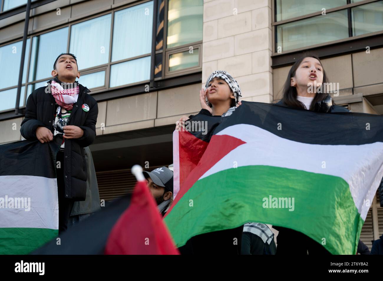 Am 11. November 2023 marschierten Hunderttausende von Menschen zur Unterstützung Palästinas und forderten einen Waffenstillstand und das Ende der Bombardierung des Gazastreifens Stockfoto