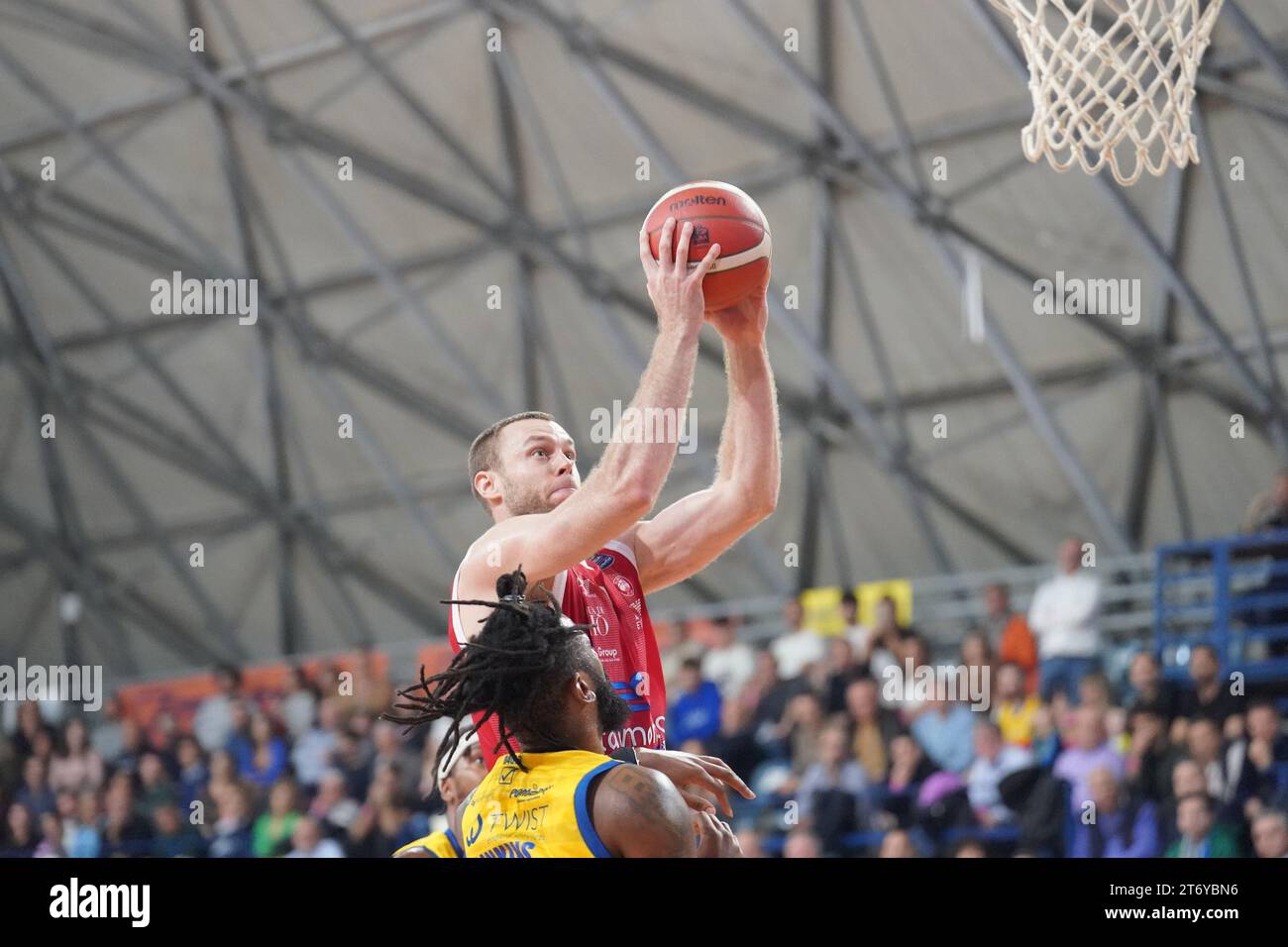 Während des Spiels GIVOVA Scafati gegen EA7 Emporio Armani Milano, italienische Basketball Serie A in Scafati (SA), Italien, 12. November 2023 Stockfoto