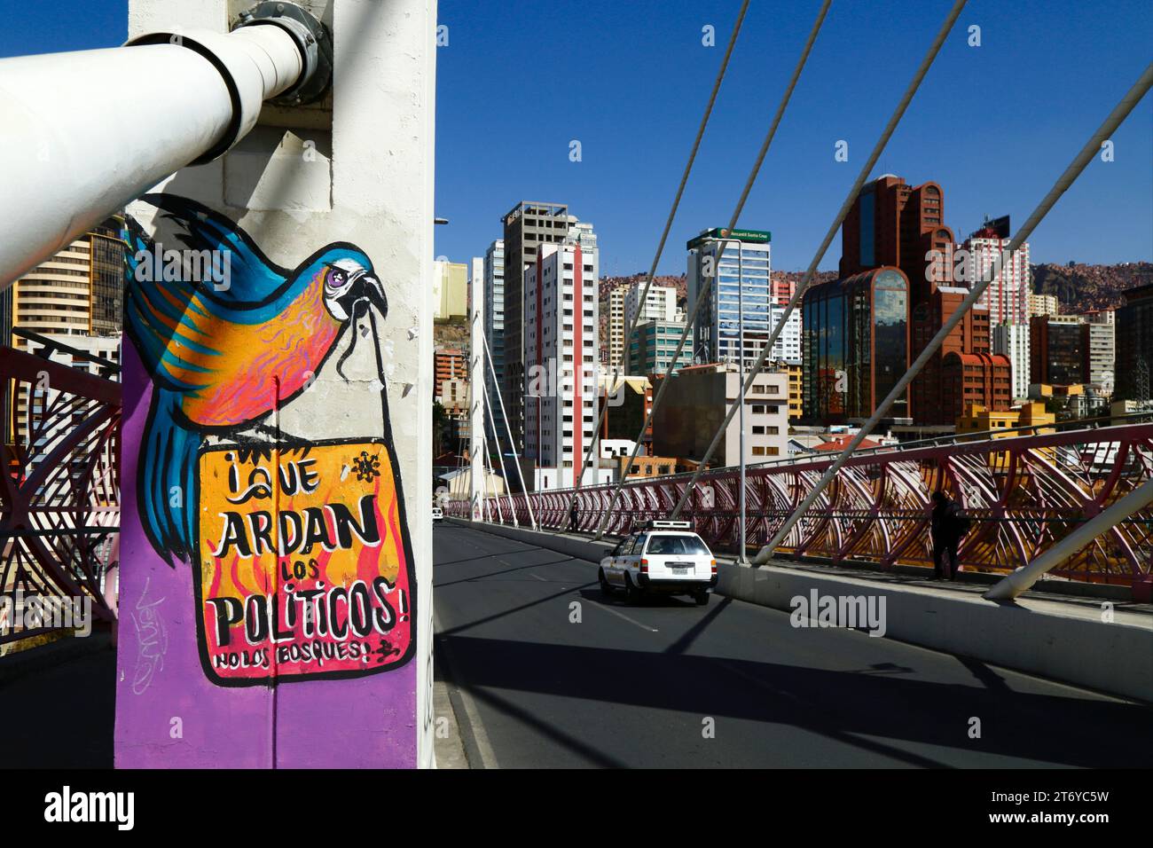 La Paz, Bolivien, 7. Juli 2022: Ein Wandbild auf einer Säule der Puente Gemelo / Zwillingsbrücke eines blau-gelben Aras, der gegen Chaqueos / Brände protestierte, begann absichtlich, die tropischen Wälder der Chiquitania und Amazonas-Regionen des bolivianischen Tieflands zu säubern. Die Entwaldung ist insbesondere in Bolivien im letzten Jahrzehnt zu einem großen Problem geworden; 2022 wurde Bolivien von Global Forest Watch wegen Primärwaldverlusten an dritter Stelle der Welt gesetzt. Ein Großteil der Entwaldung ist die Politik der Regierung, die landwirtschaftliche Grenze des Landes auszuweiten, um Soja und Rinder für den Export nach China zu produzieren. Stockfoto