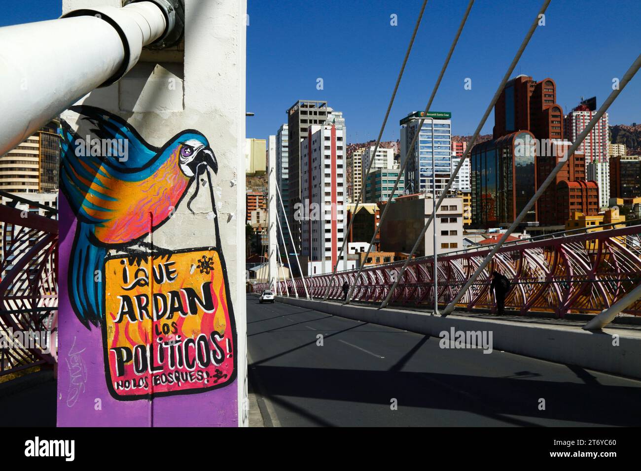 La Paz, Bolivien, 7. Juli 2022: Ein Wandbild auf einer Säule der Puente Gemelo / Zwillingsbrücke eines blau-gelben Aras, der gegen Chaqueos / Brände protestierte, begann absichtlich, die tropischen Wälder der Chiquitania und Amazonas-Regionen des bolivianischen Tieflands zu säubern. Die Entwaldung ist insbesondere in Bolivien im letzten Jahrzehnt zu einem großen Problem geworden; 2022 wurde Bolivien von Global Forest Watch wegen Primärwaldverlusten an dritter Stelle der Welt gesetzt. Ein Großteil der Entwaldung ist die Politik der Regierung, die landwirtschaftliche Grenze des Landes auszuweiten, um Soja und Rinder für den Export nach China zu produzieren. Stockfoto