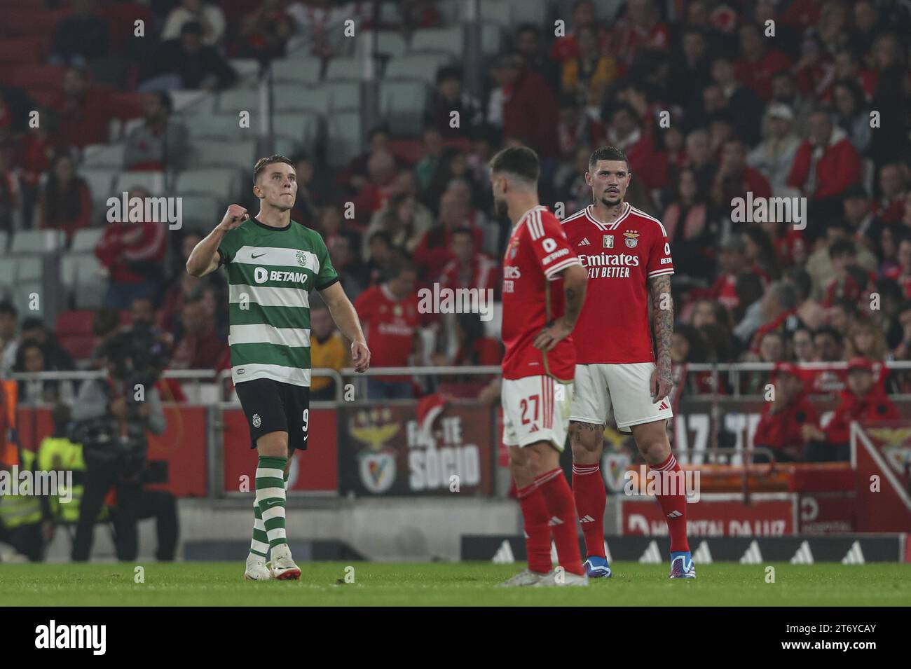 Lissabon, 11/2023 - Sport Lisboa e Benfica war heute Abend Gastgeber des Sporting Clube de Portugal im Estádio da Luz in Lissabon, in einem Spiel, das für die elfte Runde der Primeira Liga 2023 zählte. Viktor Gyokeres feiert 0-1 (Pedro Rocha / Global Imagens) Credit: Susana Jorge/Alamy Live News Stockfoto