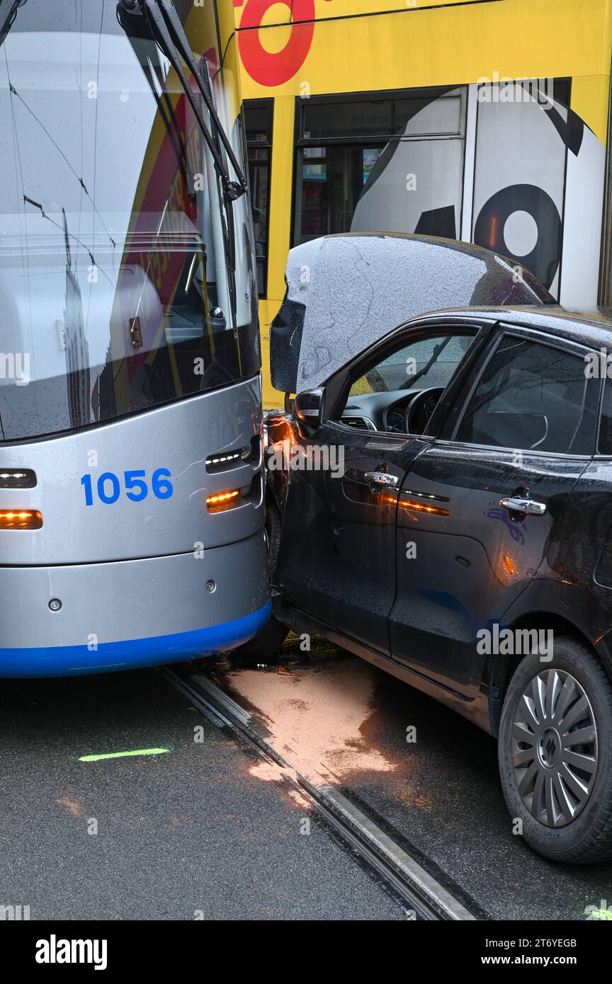 Leipzig - Auto kracht mit zwei Straßenbahnen zusammen: Tram springt aus Gleisen 20.11.2023 gegen 10,30 Uhr Leipzig, Wintergartenstraße Fotograf: EHL Media in Leipzig ist am Freitag ein Auto in der Wintergartenstraße mit zwei Straßenbahnen zusammengestoßen. Die Fahrerin war leicht verletzt und kam mit einem Rettungswagen in einem Krankenhaus. Die Feuerwehr war vor Ort um die Unfallstelle absichern. Die Polizei hat die Ermittlungen aufgenommen. Leipzig Sachsen Deutschland *** Leipziger Wagen kollidiert mit zwei Straßenbahnen Straßenbahn springt aus Gleisen 20 11 2023 gegen 10 30 Uhr Leipzig, Wintergartenstr Stockfoto