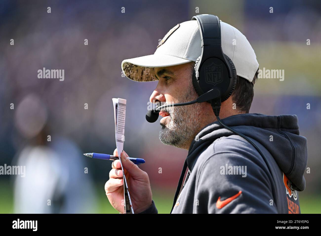 Baltimore, Usa. November 2023. Kevin Stefanski, Cheftrainer von Cleveland Browns, spielt in der ersten Halbzeit im M&T Bank Stadium in Baltimore, Maryland, am Sonntag, den 12. November 2023 an der Seitenlinie gegen die Baltimore Ravens. Foto: David Tulis/UPI Credit: UPI/Alamy Live News Stockfoto