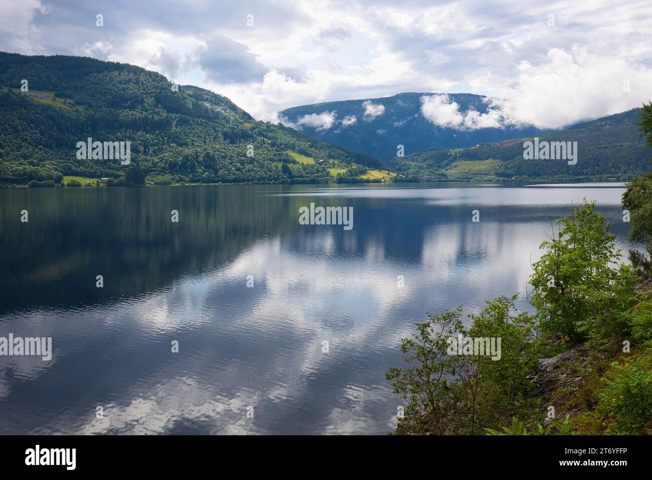 Landschaft am See Granvinsvatnet in Norwegen. Stockfoto