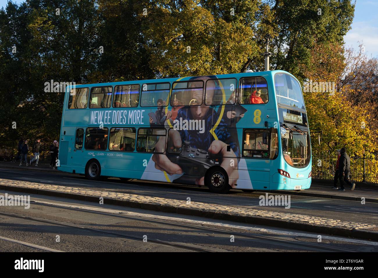 Neue EE-Werbekampagne 2023 – beleuchtetes Schild „New EE does more“ auf der Seite des Pubs – Edinburgh, Schottland, Großbritannien Stockfoto