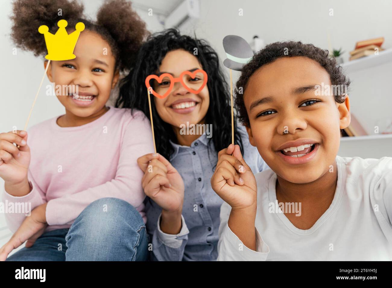 Smiley-Mutter macht Selfie mit ihren Kindern nach Hause Stockfoto