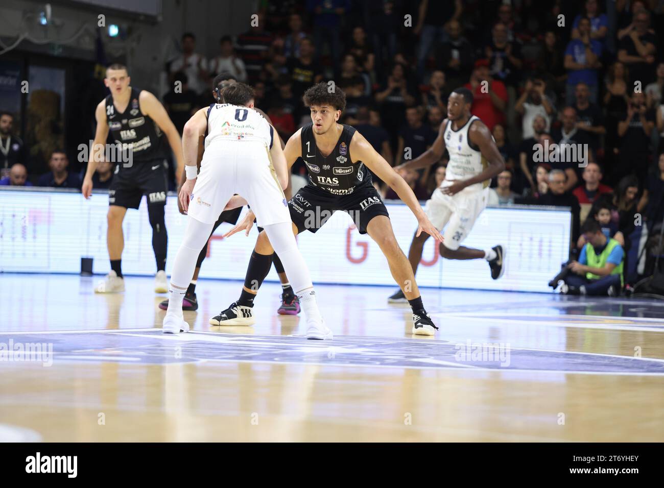 Quinn Ellis (Dolomiti Energia Trentino) beim Spiel Banco di Sardegna Sassari vs Dolomiti Energia Trentino, italienische Basketball Serie A in Sassari, Italien, 12. November 2023 Stockfoto