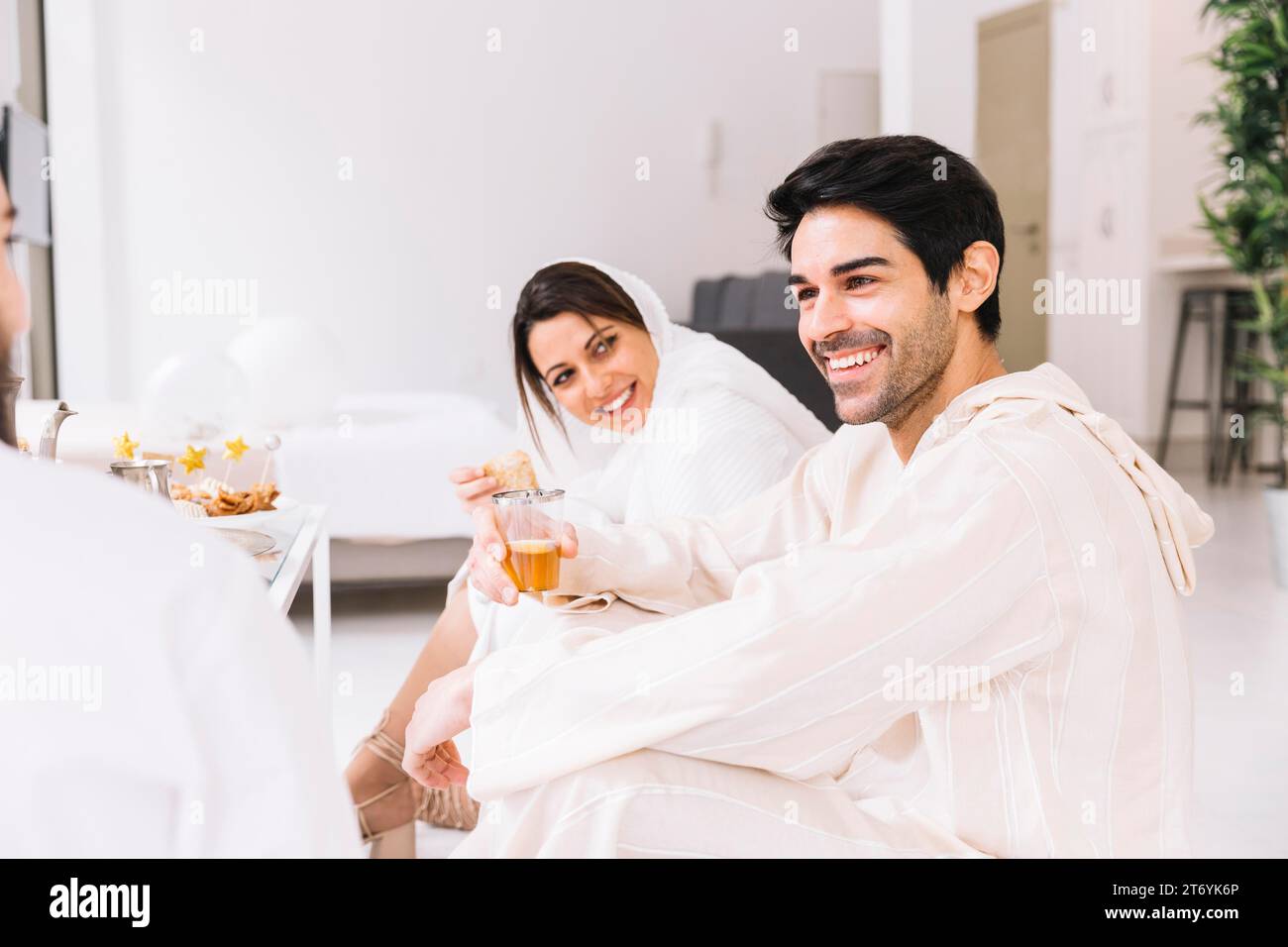 EID-Konzept mit fröhlichen Gruppenfreunden Stockfoto