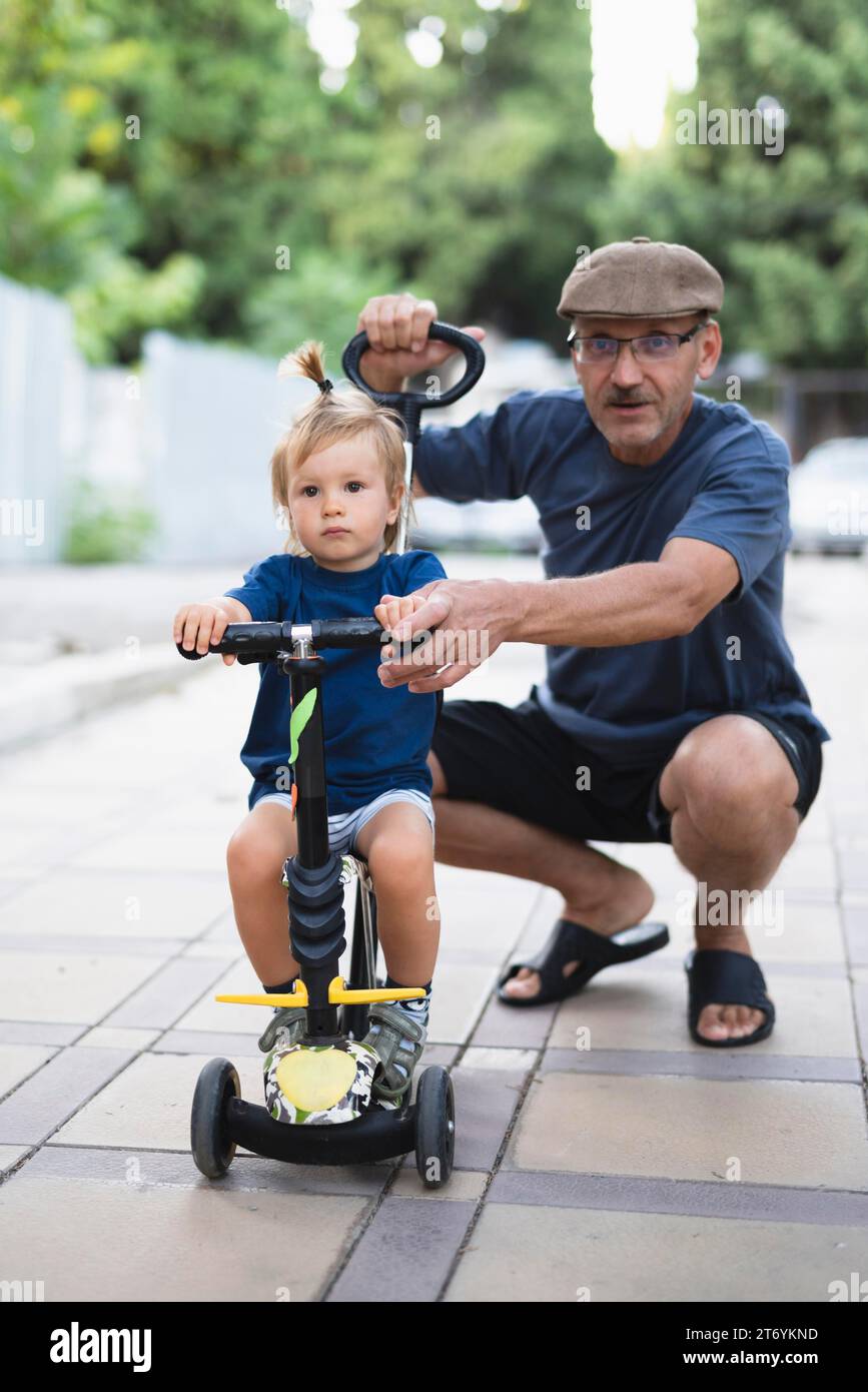 Enkel mit Opa auf dem Fahrrad Stockfoto