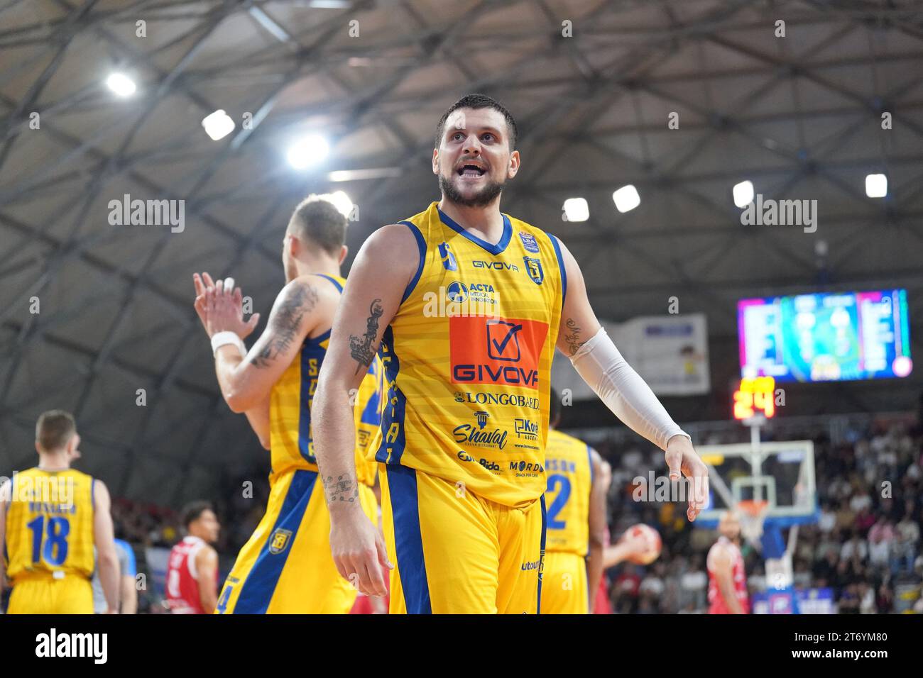 Während des Spiels GIVOVA Scafati gegen EA7 Emporio Armani Milano, italienische Basketball Serie A in Scafati (SA), Italien, 12. November 2023 Stockfoto