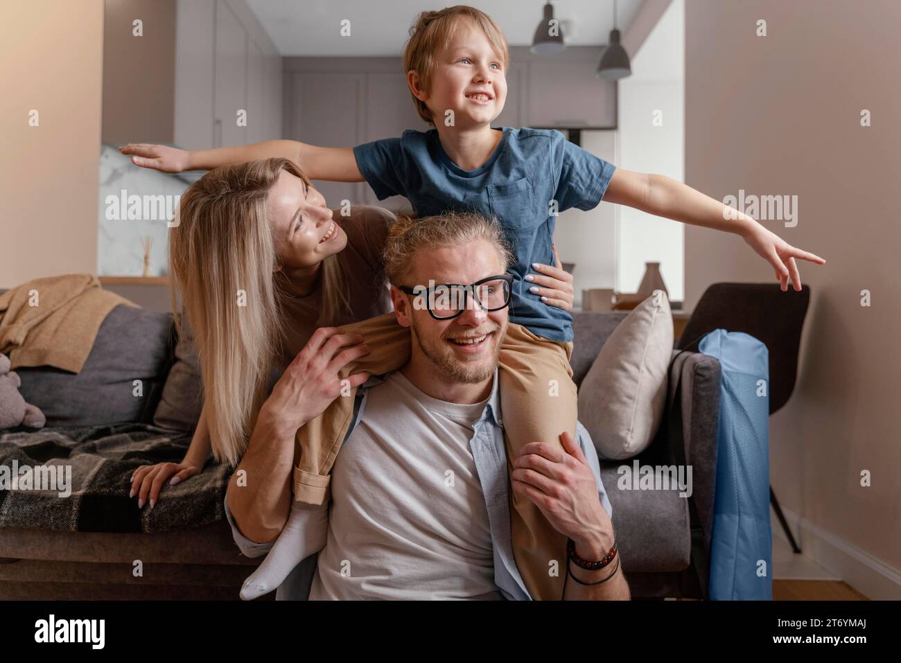 Mittelgroße Eltern kommen nach Hause Stockfoto