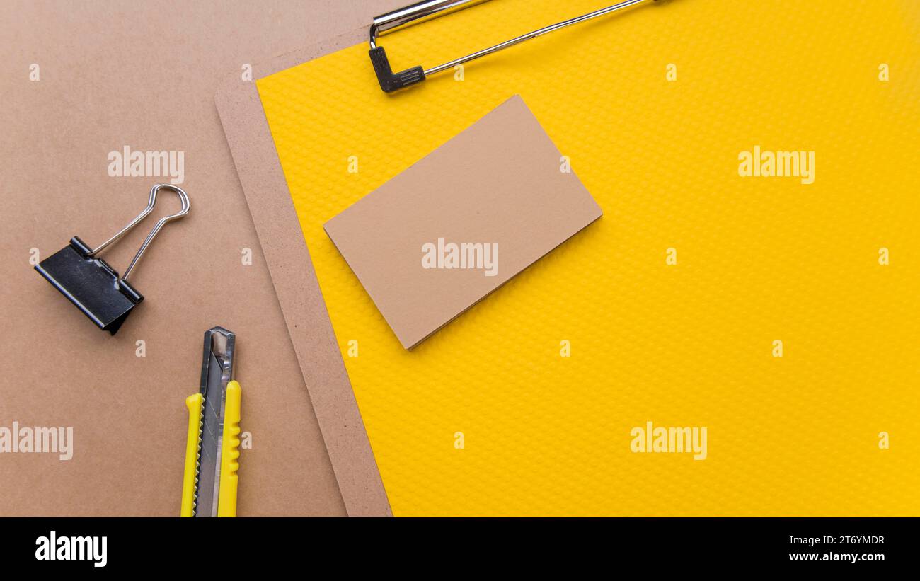 Minimalistischer Visitenkartenschneider aus Holz Stockfoto