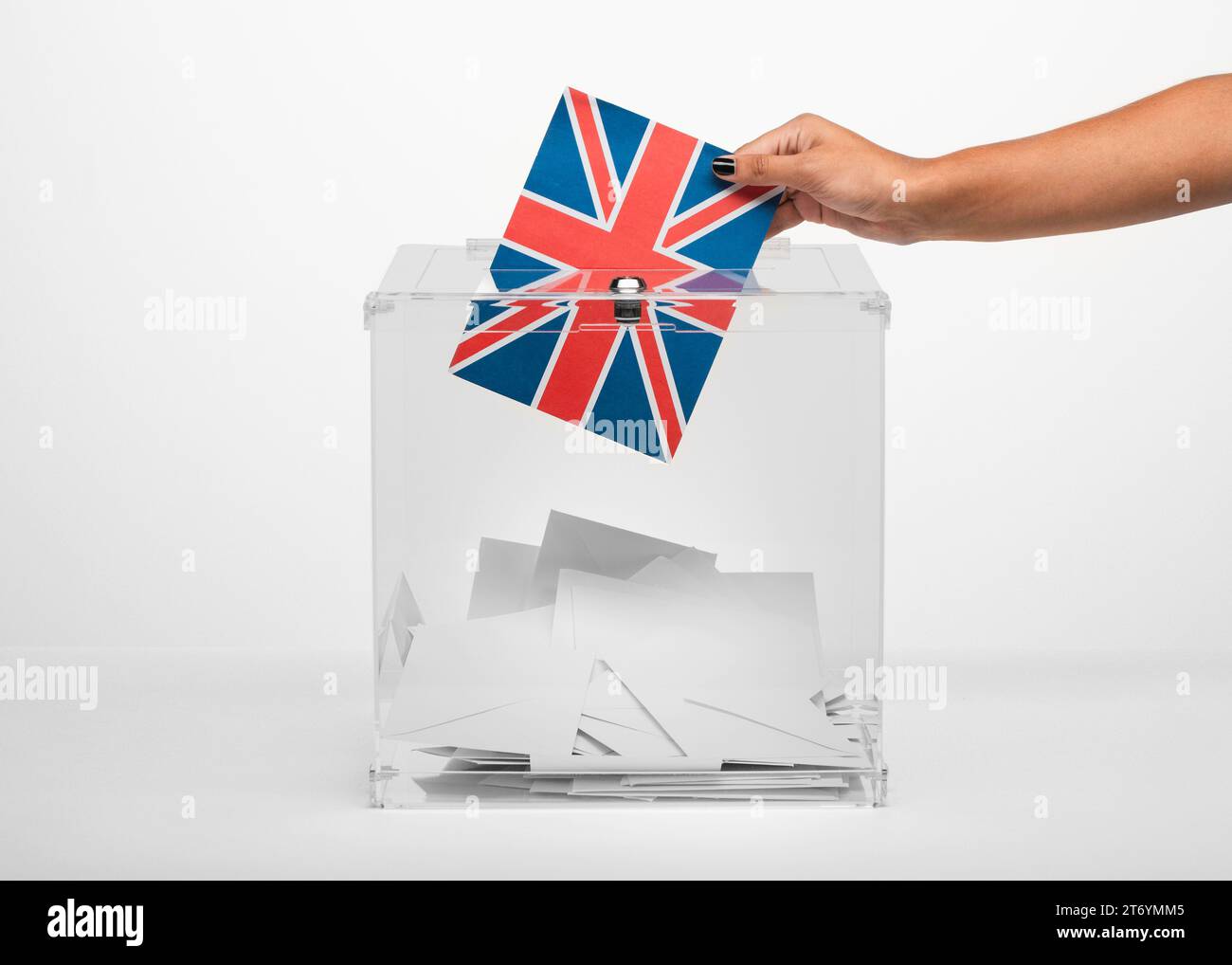 Person, die die Flagge des vereinigten Königreichs in die Wahlurne legt Stockfoto