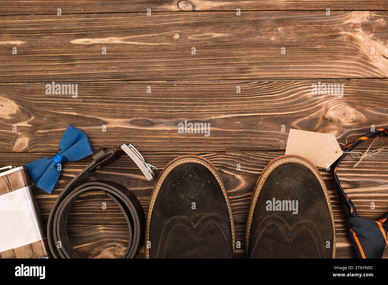 Männliche Stiefel in der Nähe des Zubehörs anordnen Stockfoto