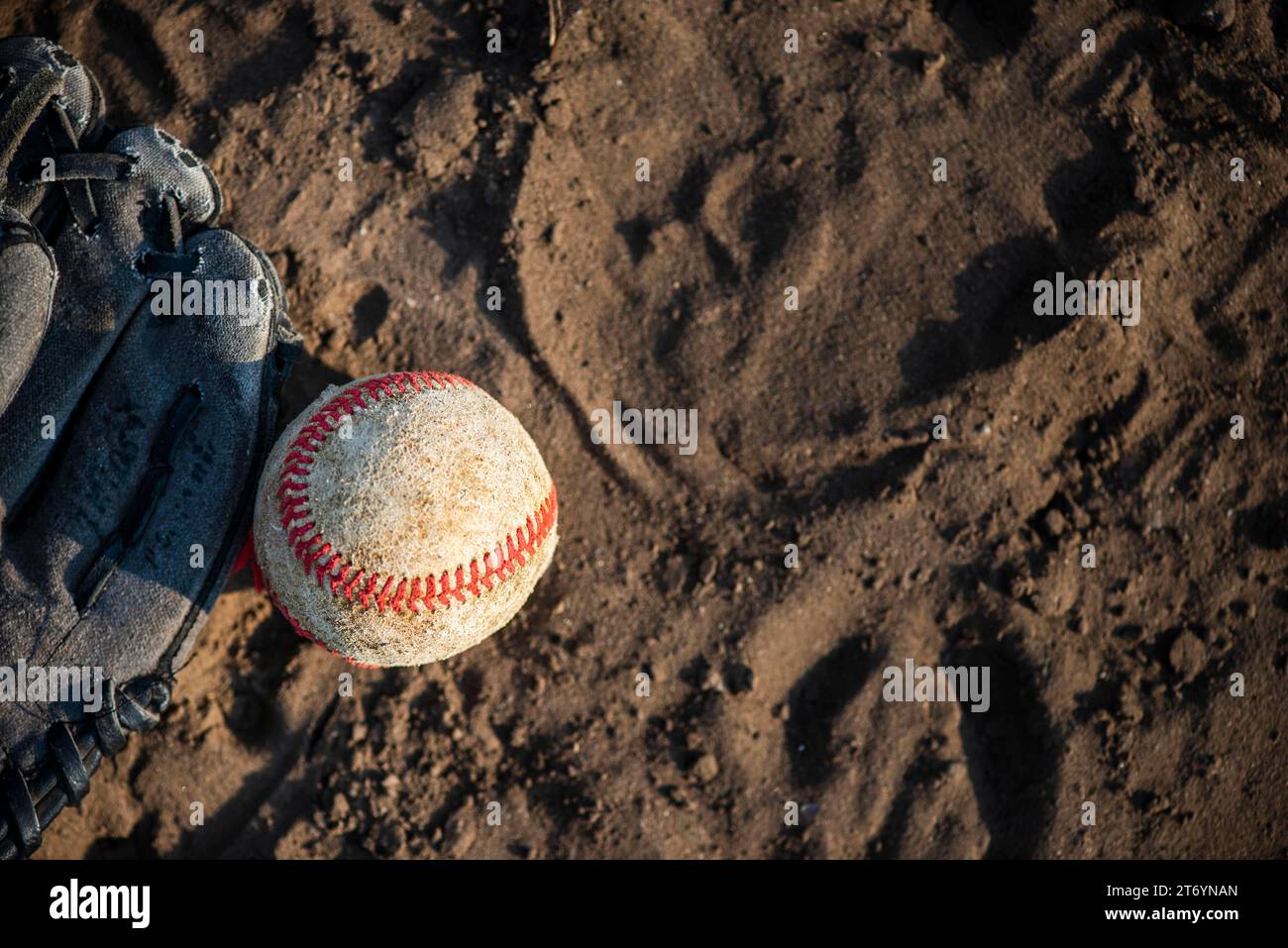 Baseballhandschuh Dirt von oben Stockfoto