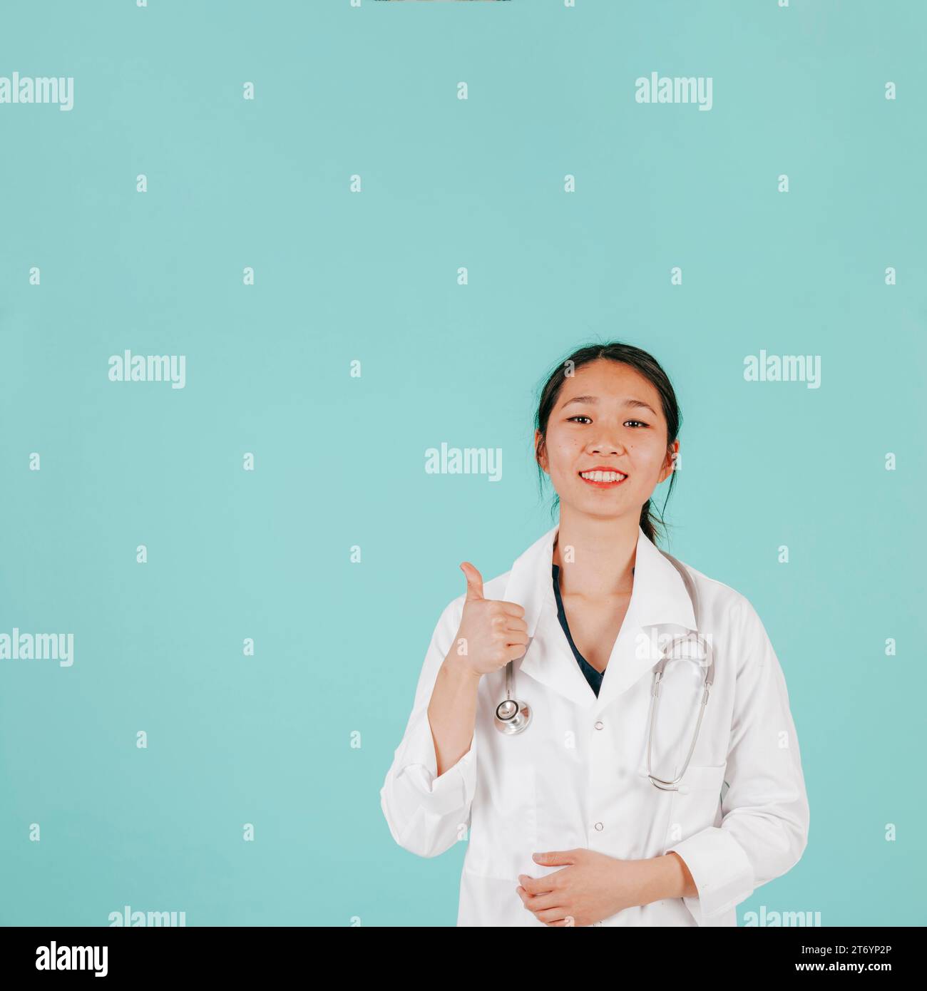 Asiatischer Doktor, der Daumen nach oben bewegt Stockfoto
