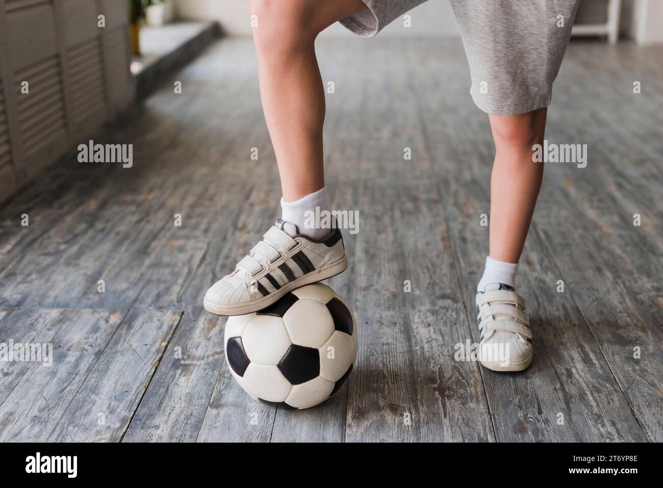Kinderfußfußfußball Hartholzboden Stockfoto